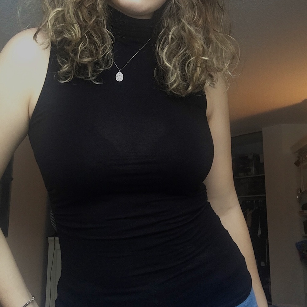 Black turtleneck sleeveless shirt